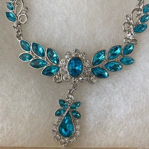 Turquoise stone w/ silver- tone glamorous necklace